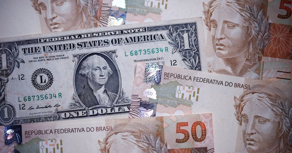 Dólar fecha estável em sessão com atraso na B3, mas acumula queda de 1,82% no mês