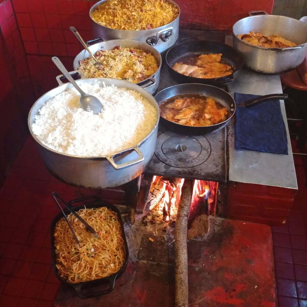 Fogão Vermelho prepara comida mineira em fogão a lenha no Mercado Novo, em Belo Horizonte.