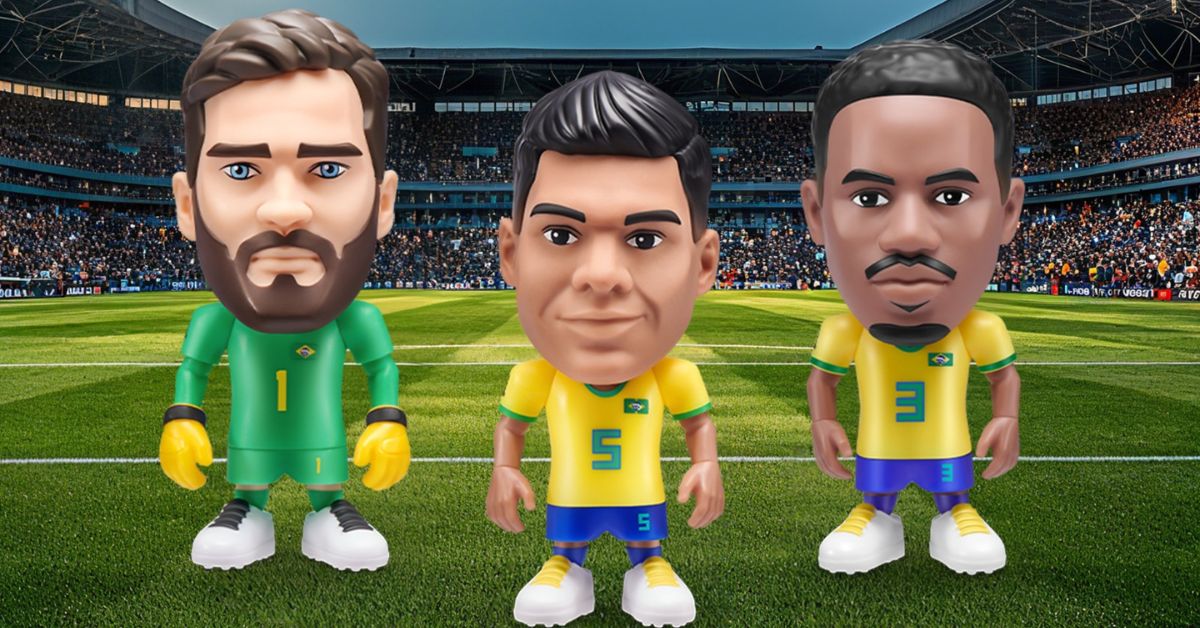 Três bonecos colecionáveis estilo cabeçudos de jogadores da Seleção Brasileira em um campo de futebol.