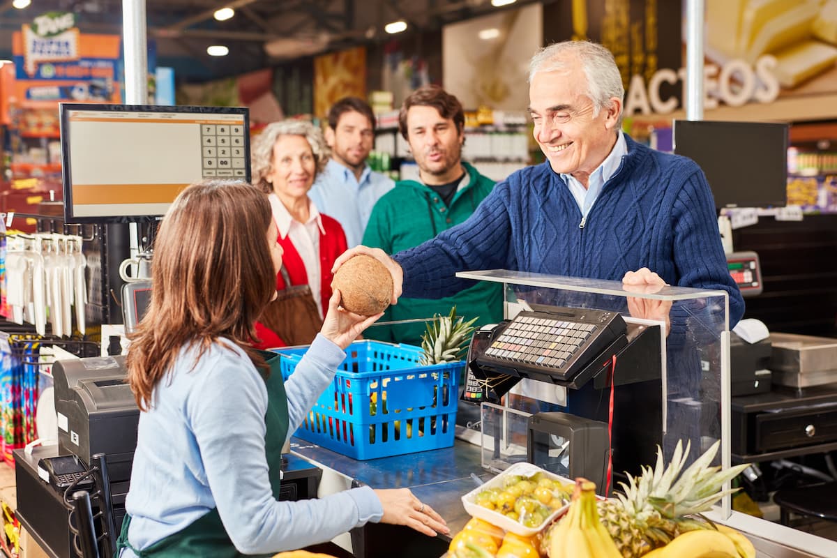 Nova lei prevê revisão de cupom para idosos e PcDs em supermercados de MG