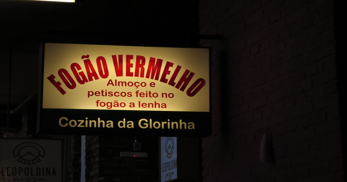 Fogão a lenha e tradição sustentam restaurante em meio à economia criativa do Mercado Novo