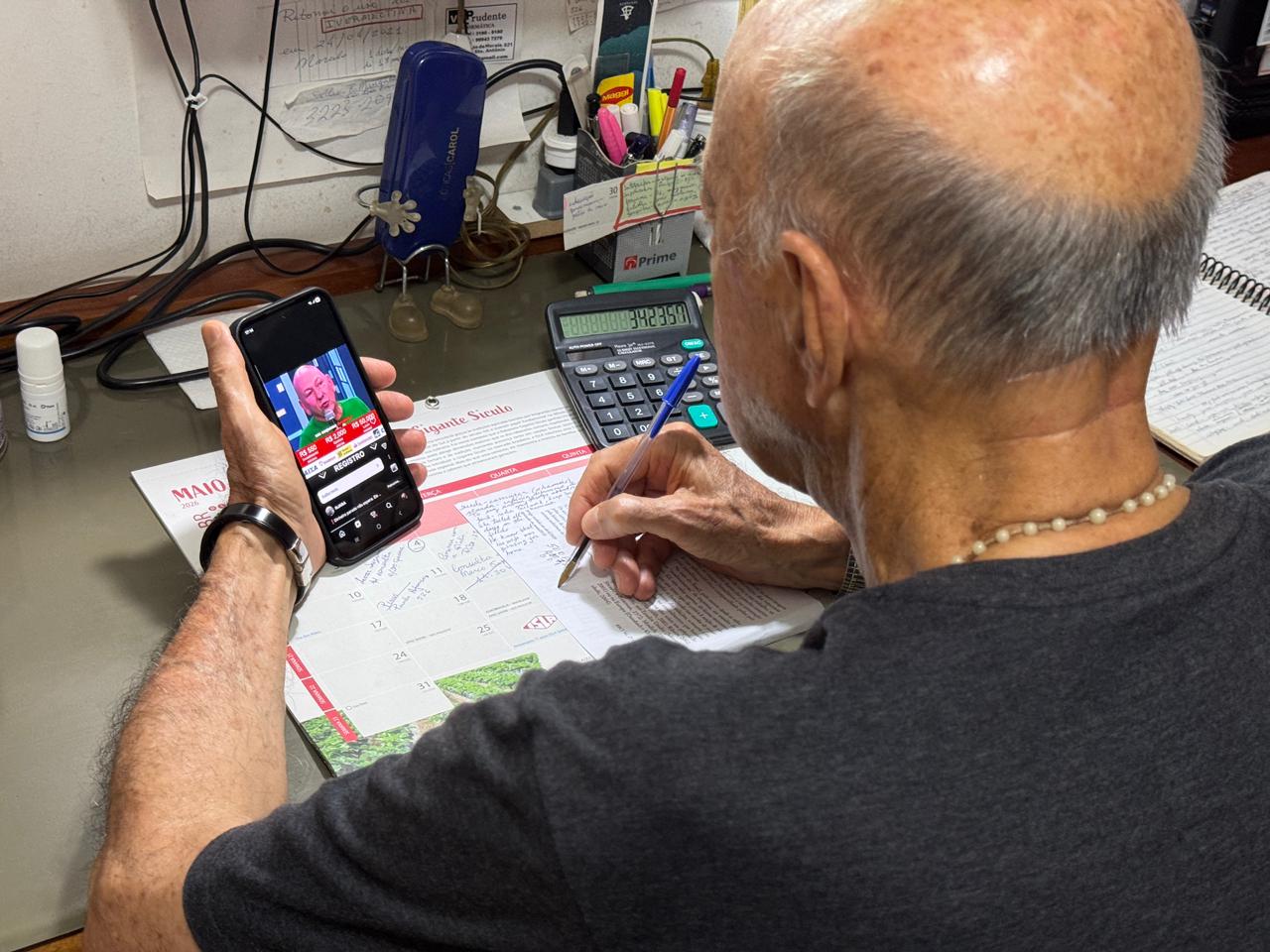 Conectados e expostos: golpes virtuais avançam entre idosos e fazem 54 vítimas por dia em Minas