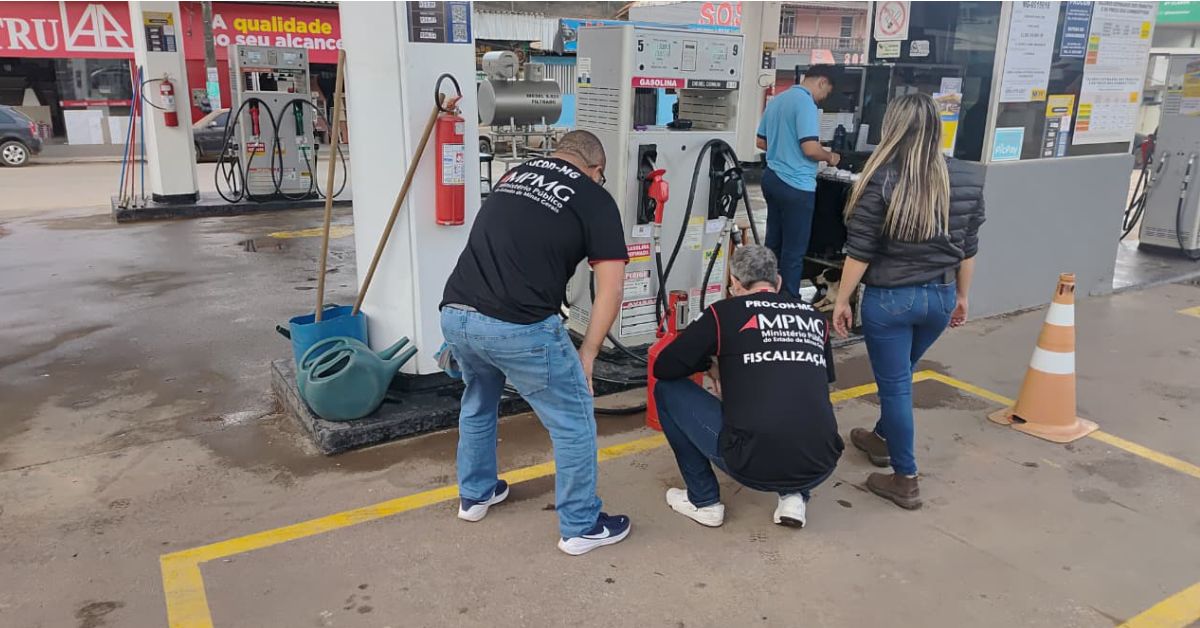 Procon-MPMG autua 15 postos de combustíveis e interdita três bicos de abastecimento em Minas