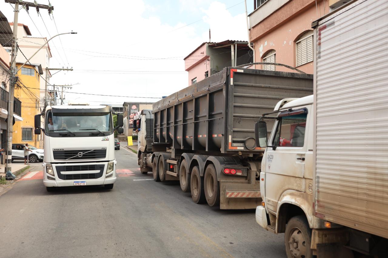 Rua com carretas e caminhões em São João del Rei