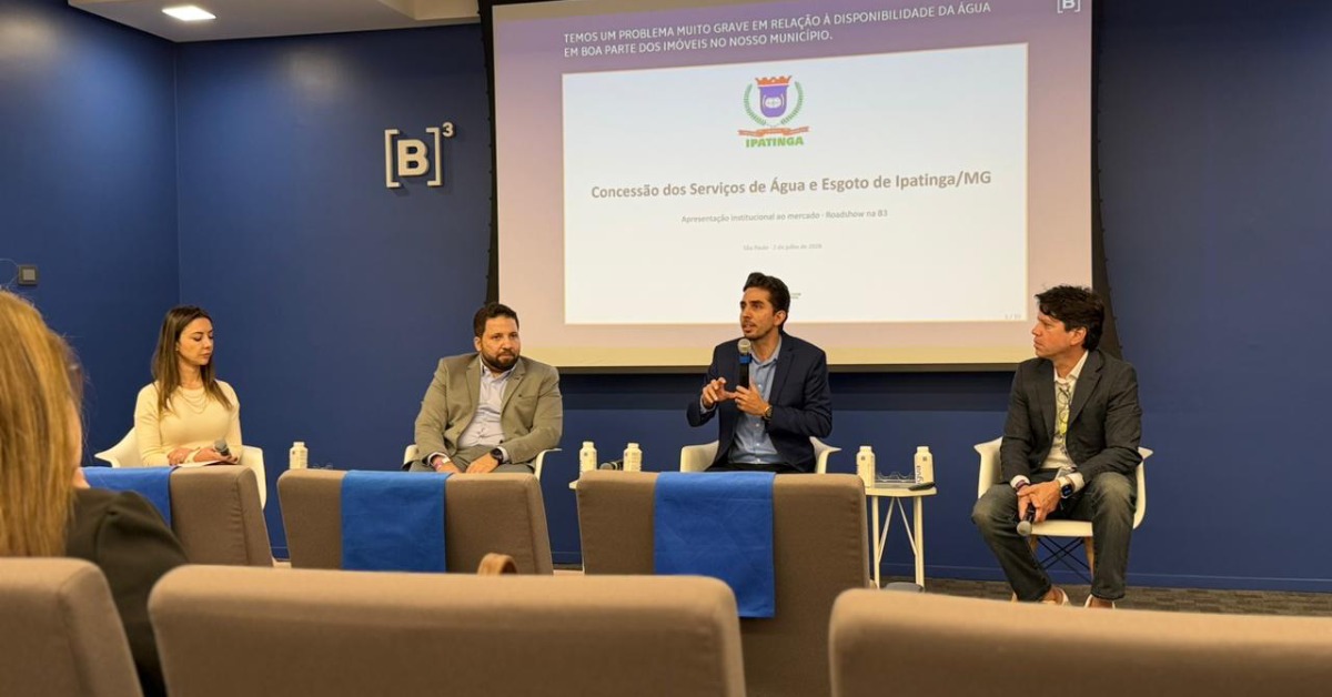Quatro pessoas em uma auditório durante um encontro