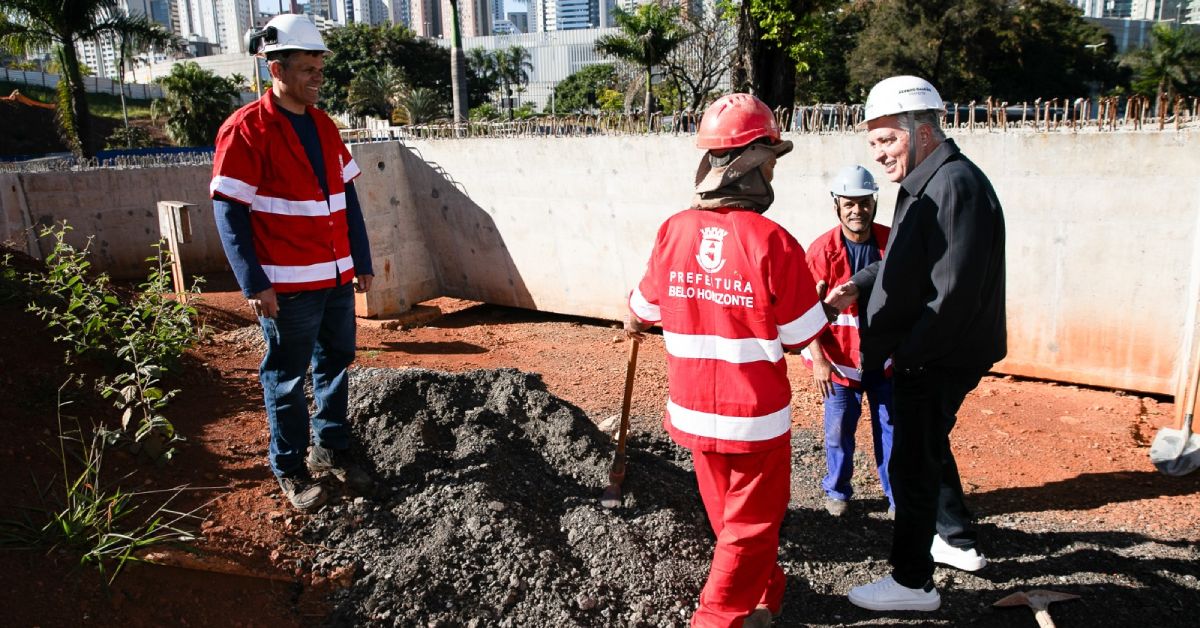 Prefeito de BH, Álvaro Damião, em obra do trevo do Belvedere