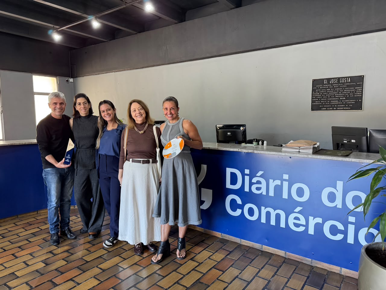Diário do Comércio recebe homenagem do Instituto Mário Penna pelo apoio à causa oncológica