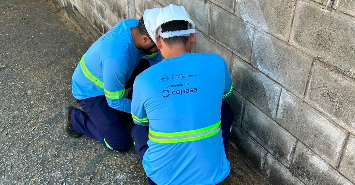 Técnicos da Copasa durante a realização de um trabalho