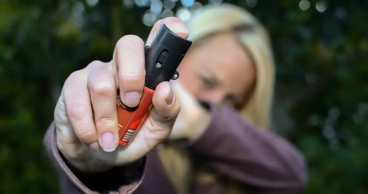 Mulheres podem comprar e usar spray de pimenta para defesa pessoal
