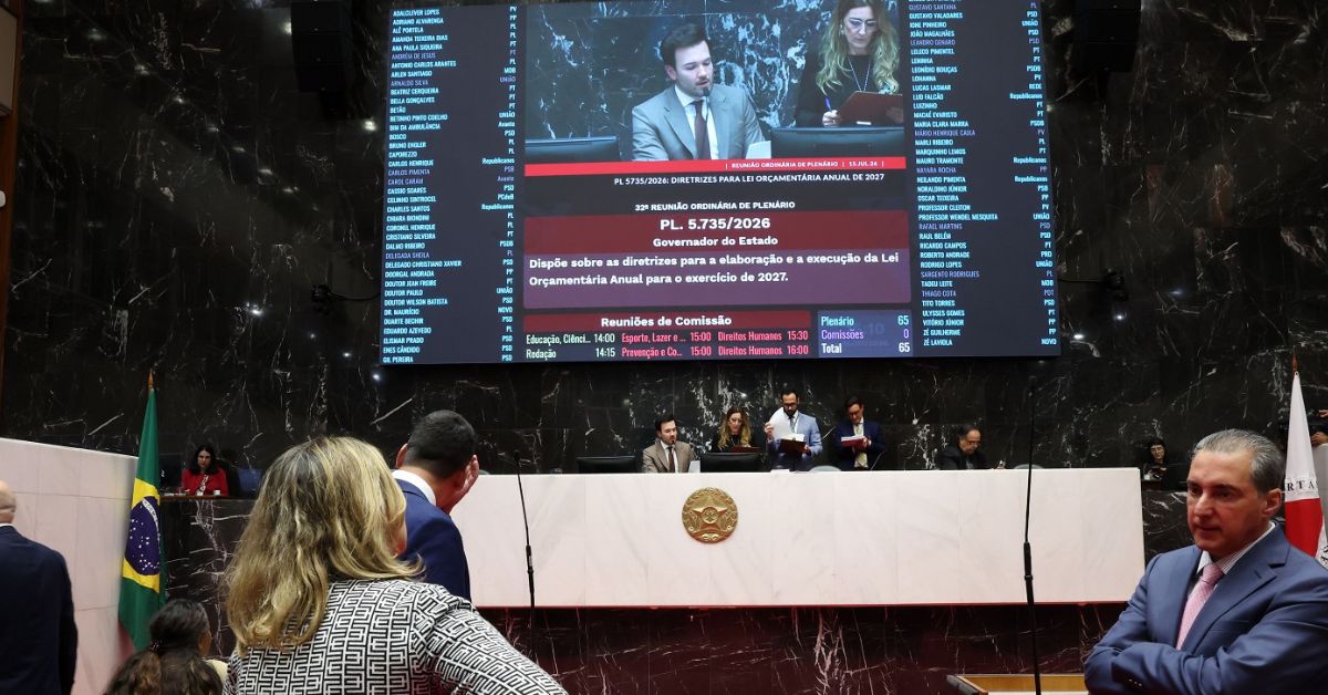 Plenário da Assembleia Legislativa de Minas Gerais durante sessão de votação da Lei de Diretrizes Orçamentárias (LDO) de 2027. Ao centro, a mesa diretora conduz a reunião, enquanto um telão exibe o Projeto de Lei 5.735/2026 e parlamentares acompanham os trabalhos no plenário.