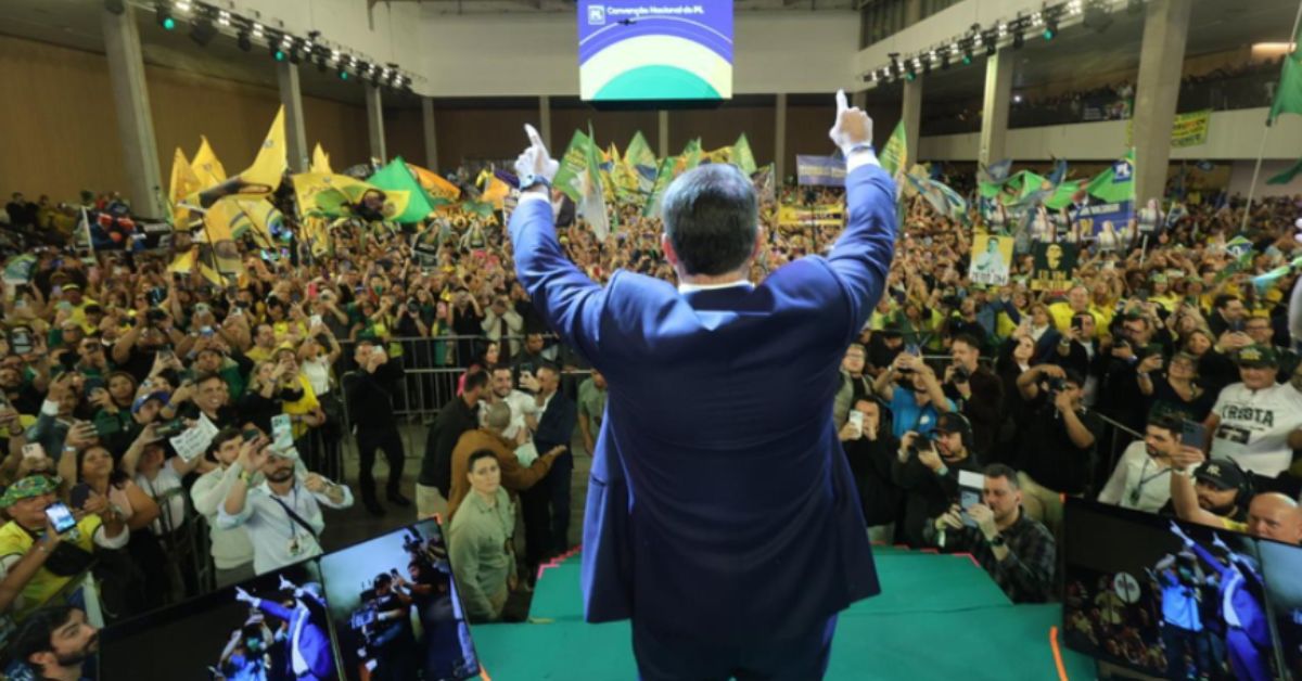 Flávio lança candidatura à Presidência com apoio de Michelle e Bolsonaro de IA