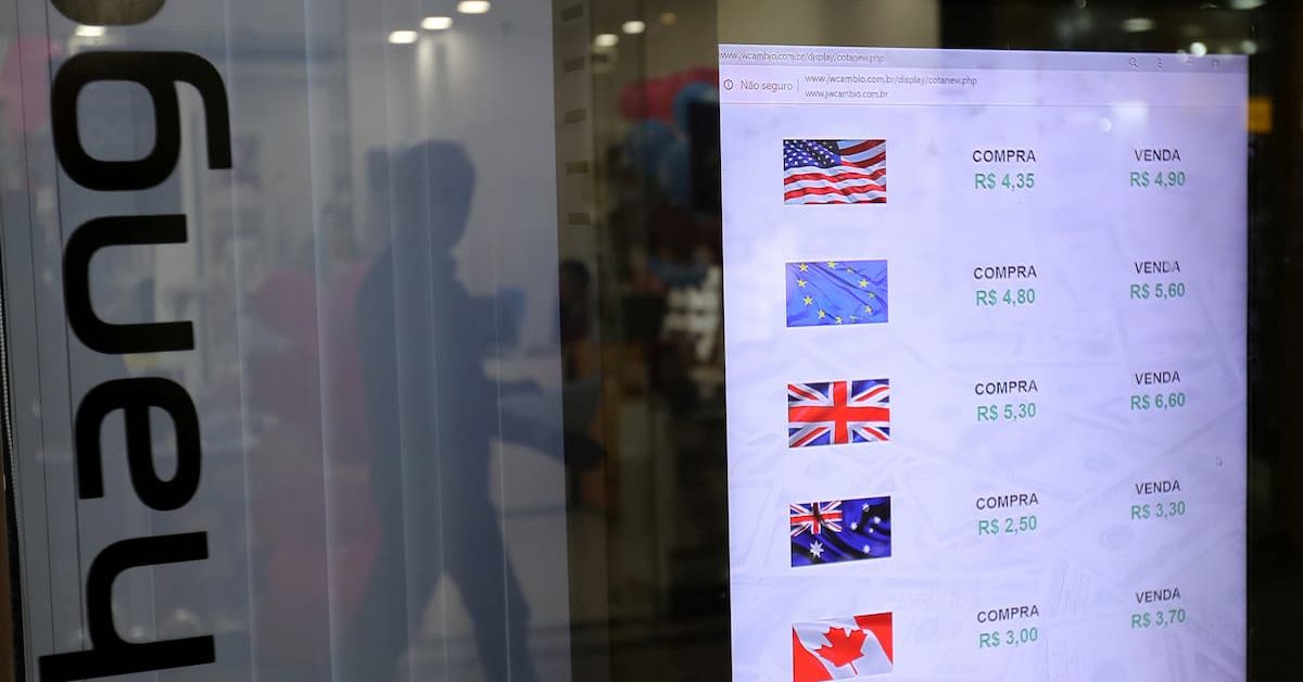 Dólar apaga perdas e fecha estável no Brasil sob influência do noticiário político