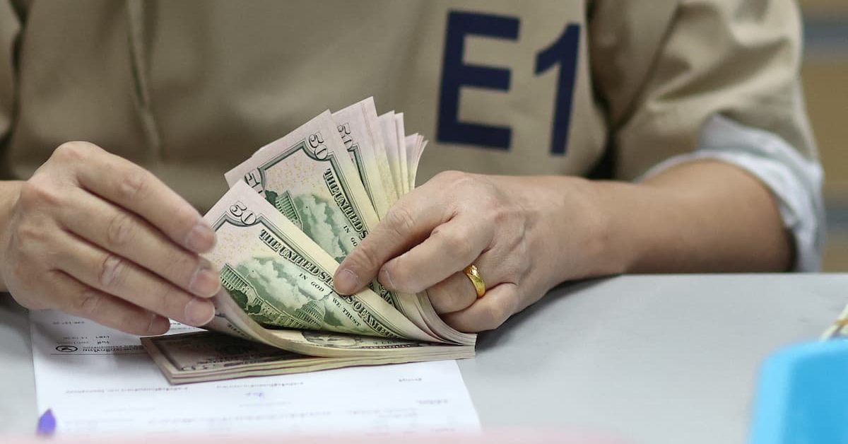 Dólar contraria exterior e fecha em baixa no Brasil