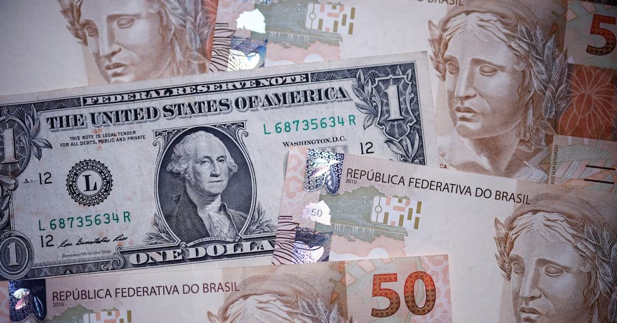 Dólar tem leve alta no Brasil após divulgação de dados econômicos dos EUA