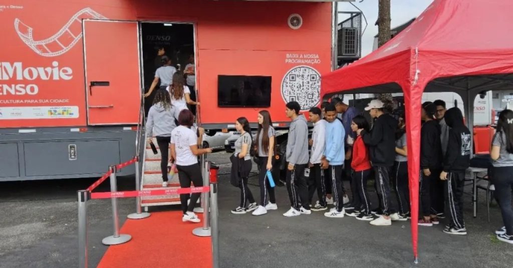 Carreta adaptada com uma uma sala de cinema convencional