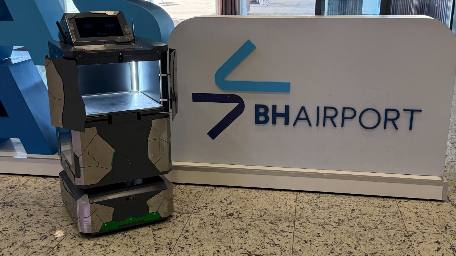 BH Airport estreia robô autônomo que busca e entrega compras; veja como funciona