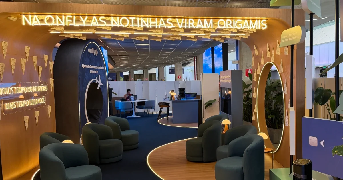 Espaço de convivência da Onfly, no BH Airport com poltronas confortáveis e decoração temática.