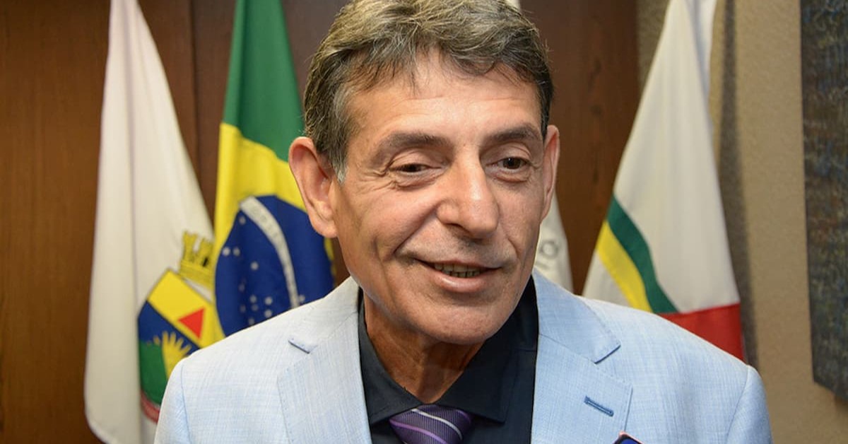 Desembargadores confirmam afastamento imediato de juiz que bebeu vinho e fumou em audiência