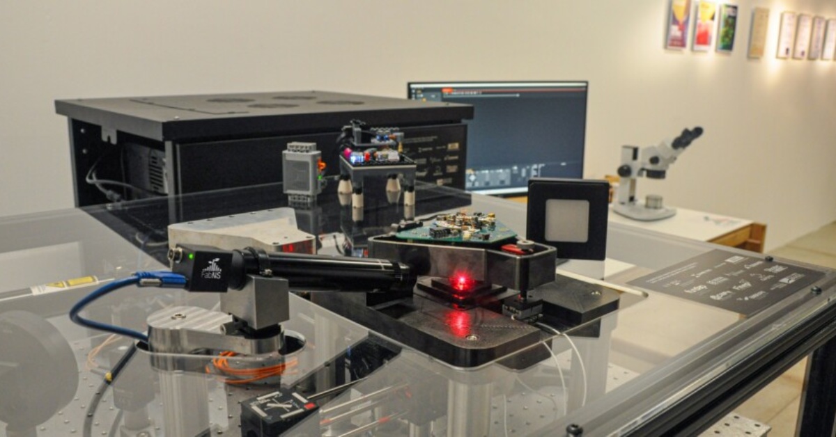 Visão lateral do nanoscópio Porto, principal produto da FabNS