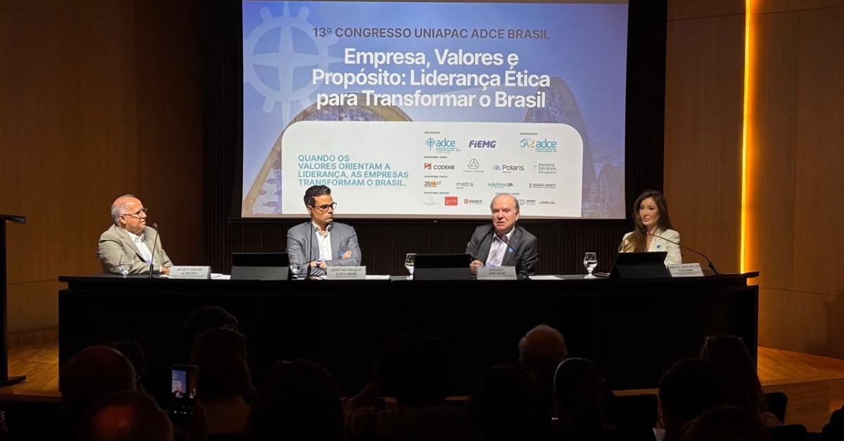 Imagem mostra executivos em uma bancada durante um evento/congresso