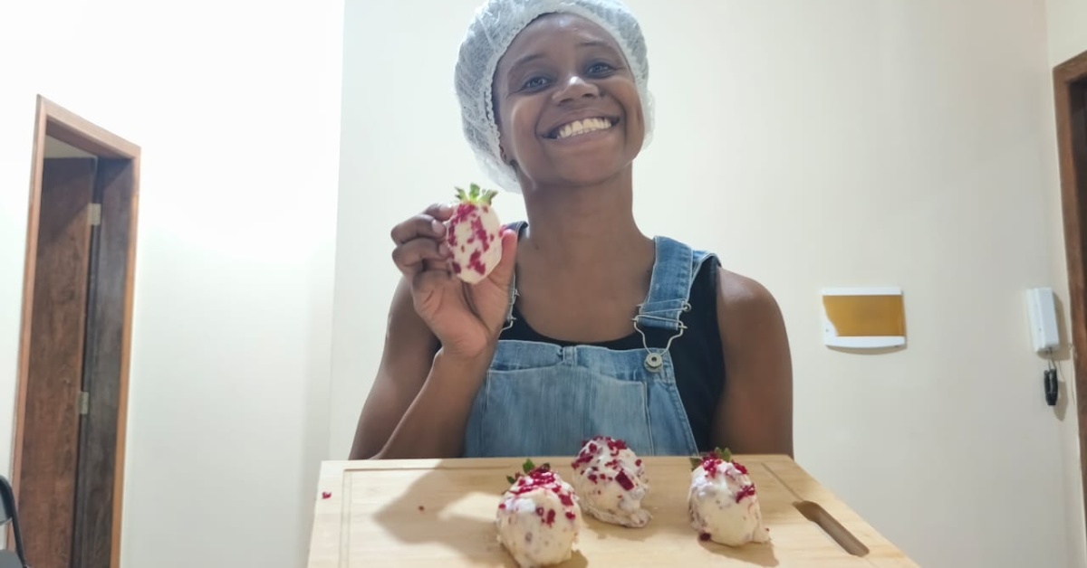 Morango cravejado sucede morango do amor e é nova aposta de confeiteiras para aumentar as vendas