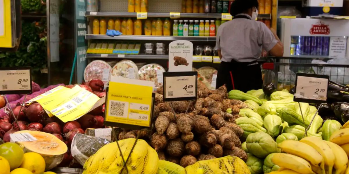 Antes mais caros, ultraprocessados se aproximam do preço de alimentos saudáveis, mostra estudo da UFMG