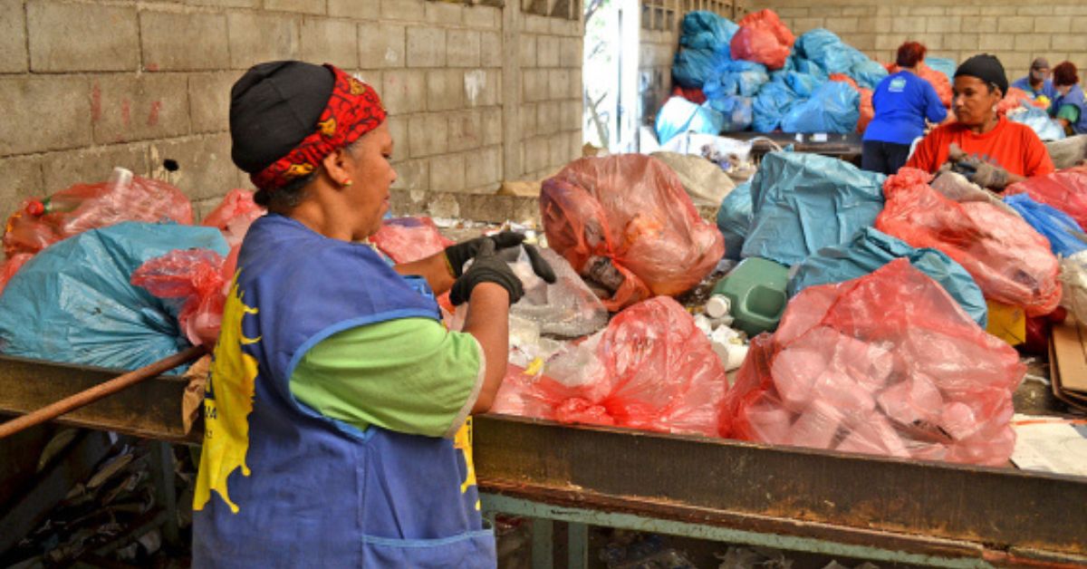 Catadoras de produtos recicláveis.
