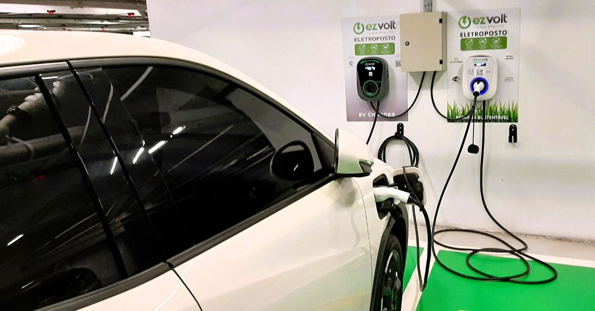 Busca por eletropostos cresce 309% no Brasil com avanço dos carros elétricos