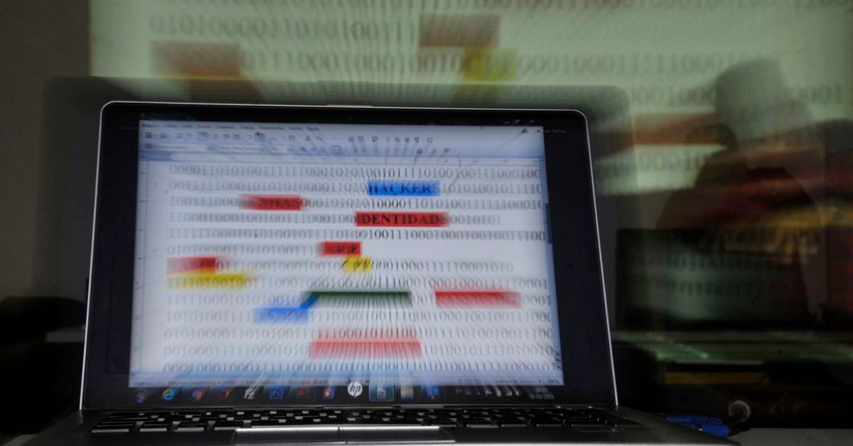 Imagem mostra computador com palavras suspeitas em destaque