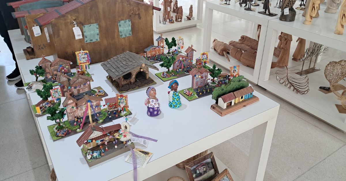 Exposição de artesanato no Centro de Artesanato de Minas Gerais (Ceaart).