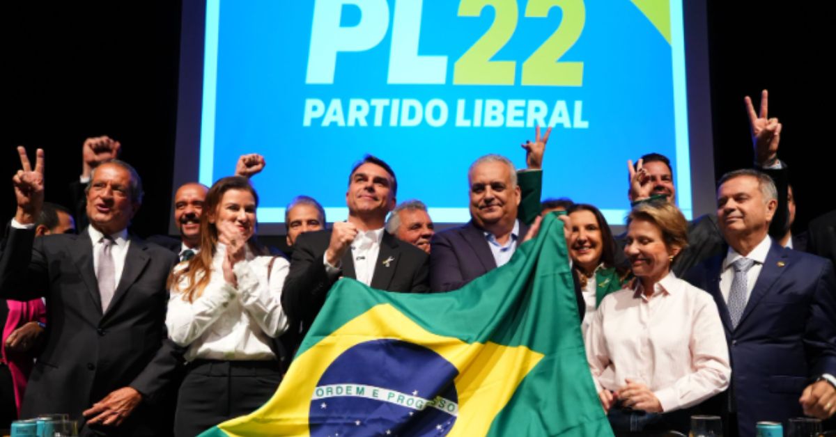Flávio começa campanha em Copacabana, reproduz áudio de Bolsonaro e diz país olha para Brasília ‘com nojo’