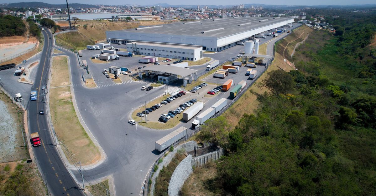 Galpão logístico HSI Log. Contagem.