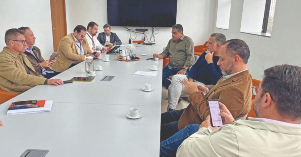 Reunião na Prefeitura de Poços de Caldas sobre terras-raras