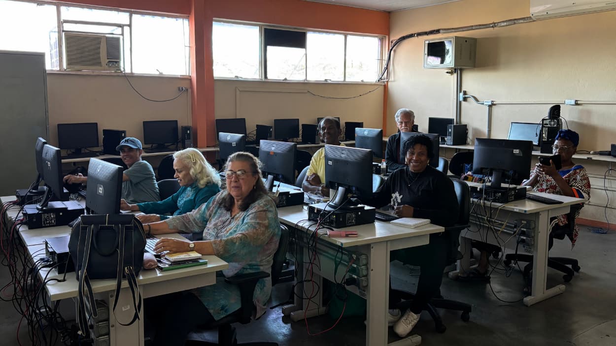 Aprender para ser livre: idosos ganham independência e confiança com inclusão digital