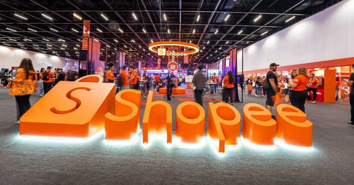 Logo da Shopee no evento Shopee Trends.