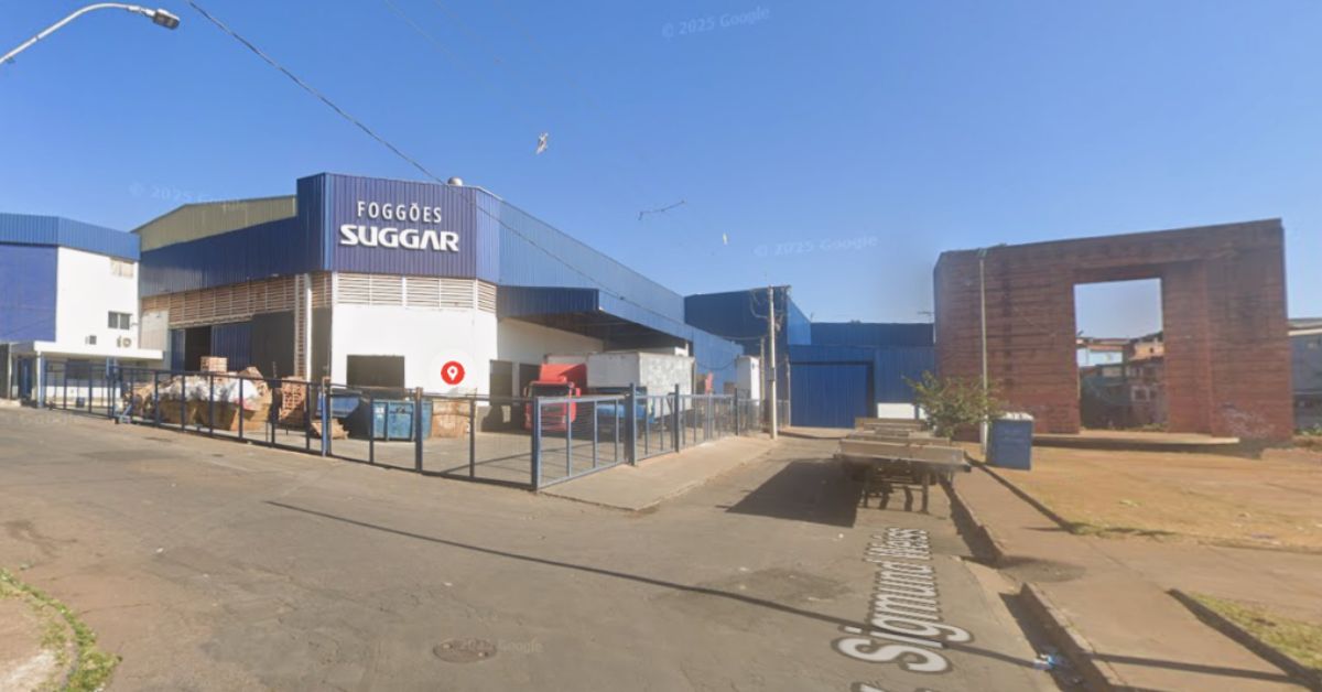Fachada da fábrica da Suggar Eletrodomésticos, com prédio azul e branco identificado pela marca “Fogões Suggar”, na rua Professor Otílio Macedo, em Belo Horizonte.