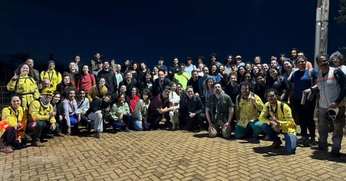 Grupo de pessoas que participaram do projeto 'Trilha ao Luar'