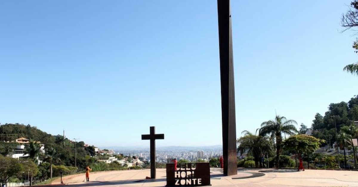 Passeio gratuito leva visitantes aos principais mirantes de BH para celebrar reabertura da Praça do Papa
