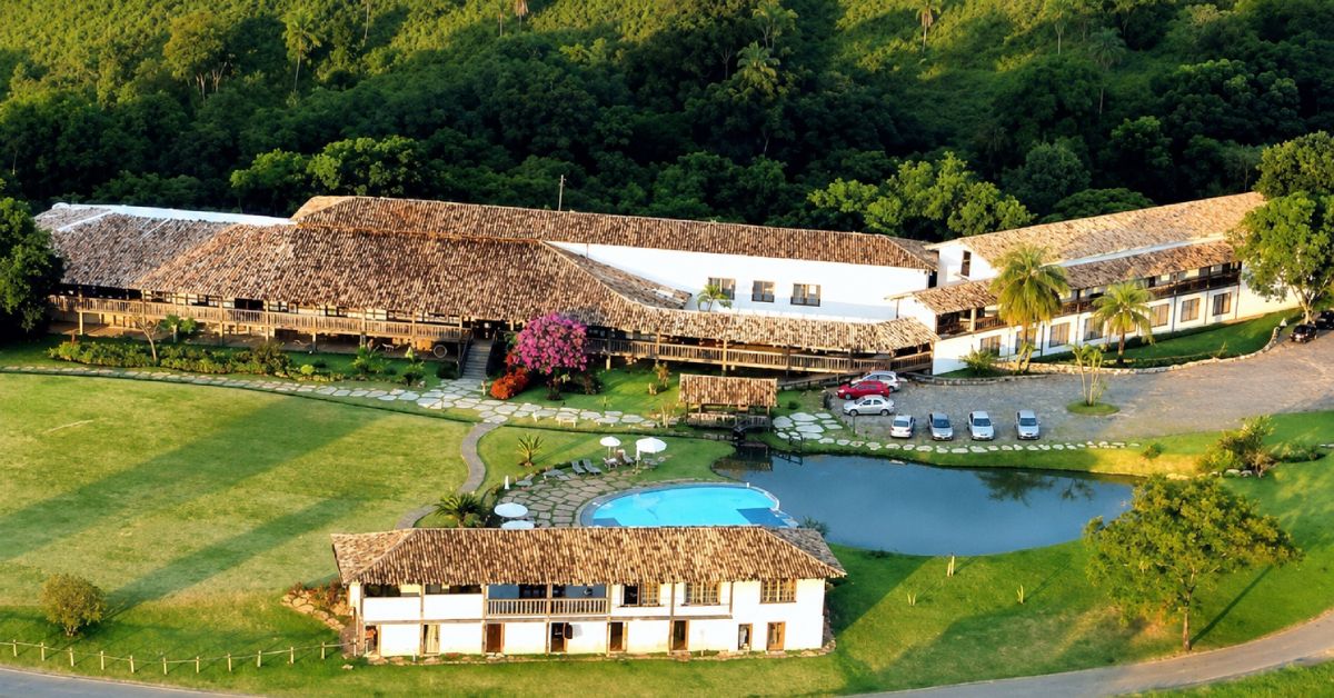 Imagem aérea de um hotel fazenda/de lazer
