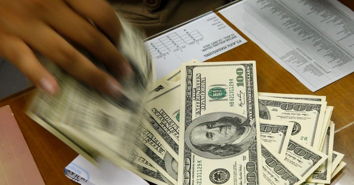 Dólar tem alta forte reagindo a nova pesquisa eleitoral e exterior