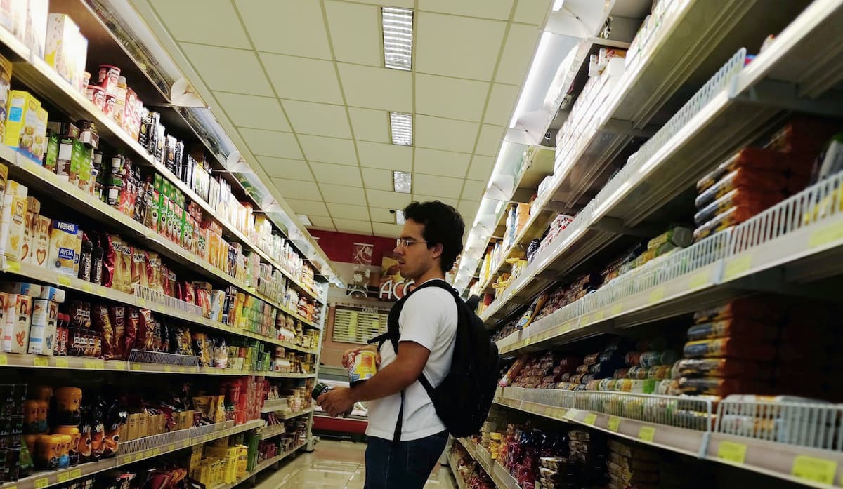 Confiança do consumidor no Brasil cai em setembro para menor nível em quase quatro anos, diz FGV