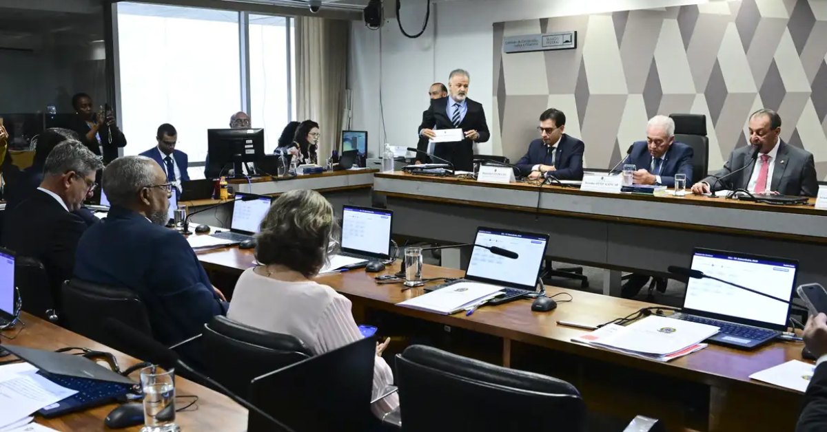 Imagem mostra parlamentares em votação no CCJ