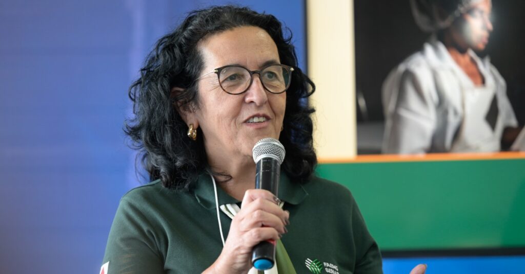 Imagem mostra mulher durante uma palestra. Ela segura um microfone.