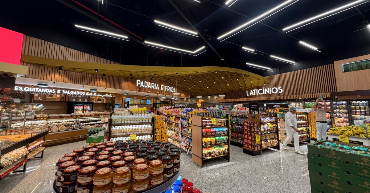 Imagem mostra área interna de um supermercado repleta de produtos nas gôndolas