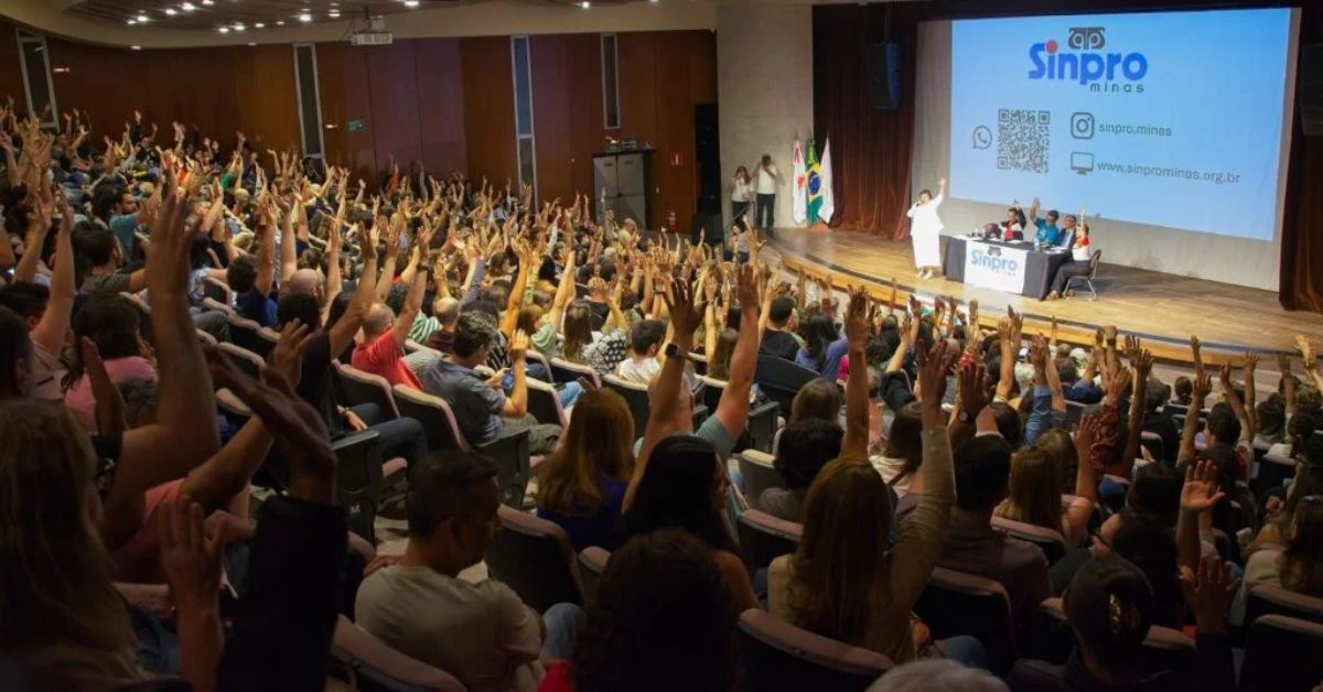 Em audiência realizada nesta sexta-feira (18), professores decidiram manter a greve.