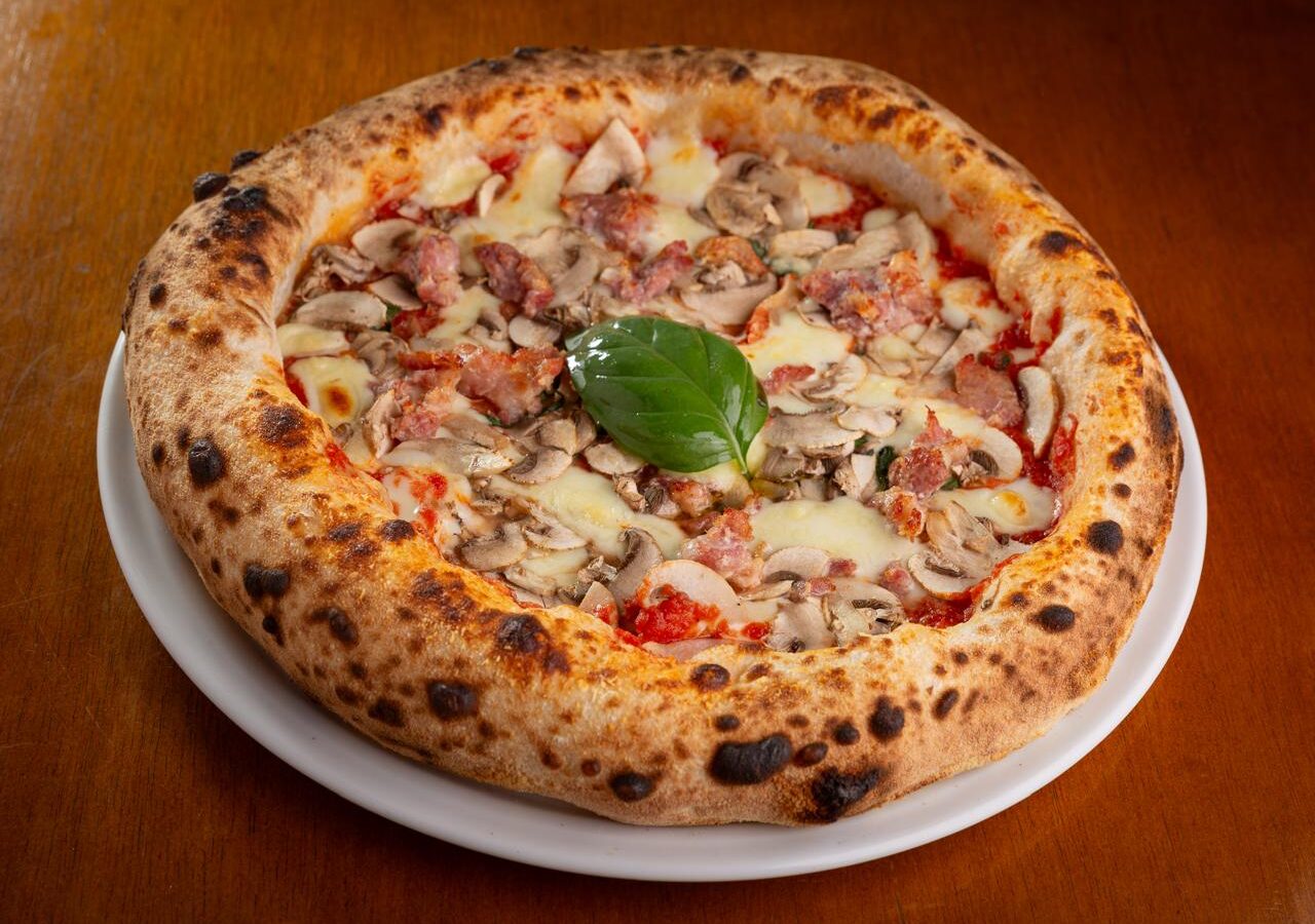 Pizza napolitana ganha espaço em BH com fermentação de 48 horas e forno a lenha