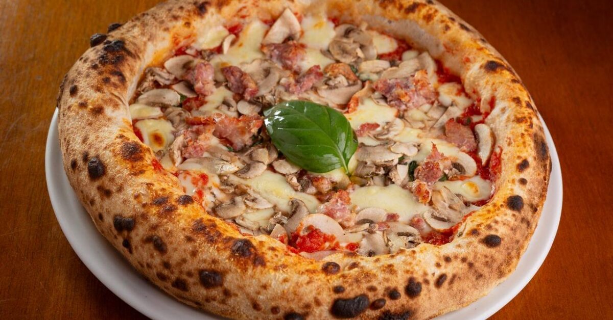 Pizza napolitana ganha espaço em BH com fermentação de 48 horas e forno a lenha