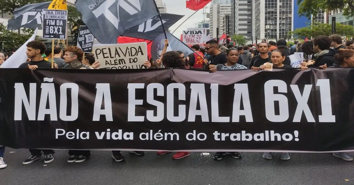 Imagem mostra trabalhadores em uma passeata reivindicando o fim da escala 6X1