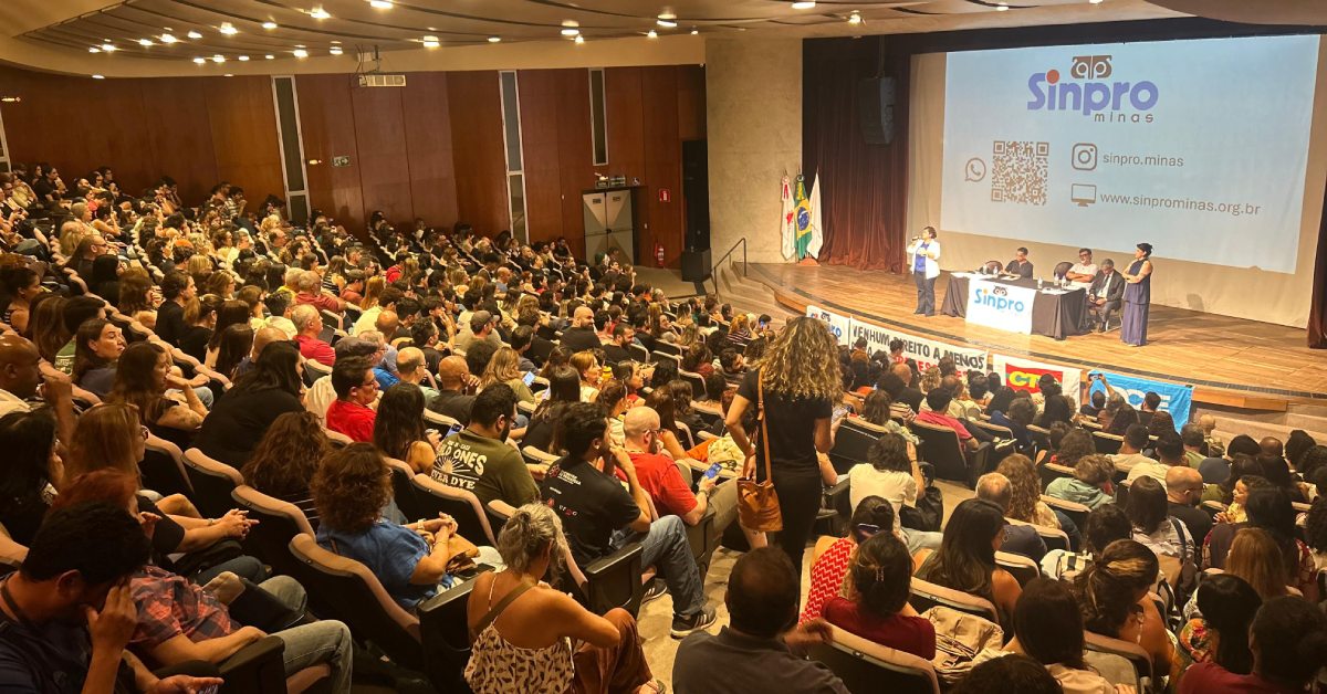 Imagem mostra centenas de pessoas em um auditório