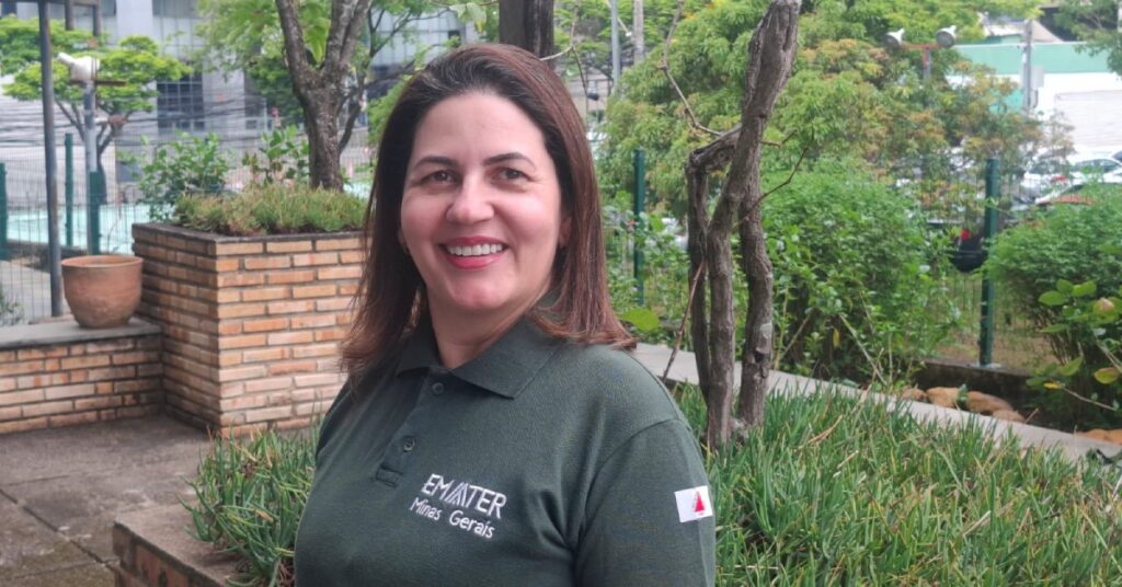 Imagem mostra mulher em uma foto institucional